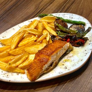 Salmon A La Plancha Con Patatas Y Ensalada