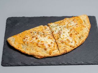 Calzone de Arzúa y Chicharrones