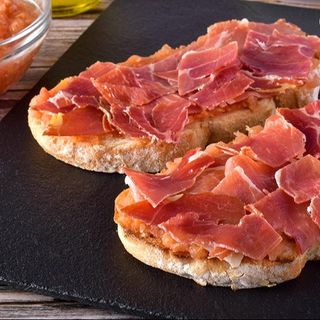 Pan con ajo tomate y serrano
