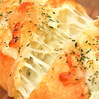Pan con ajo y queso