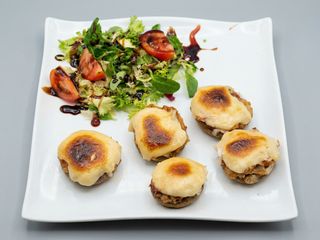 Champiñones Rellenos Con Queso Y Bacon (Ración)