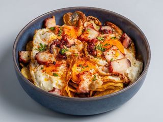 Huevos rotos con pulpo y chipiron.