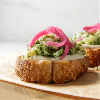 Tostada veraniega de ricotta y tartar