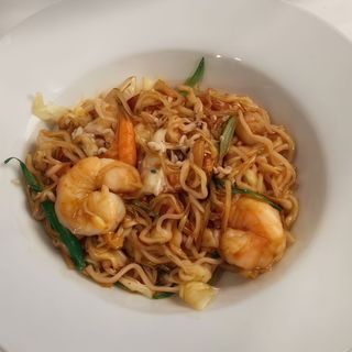 fideo japonés frito con gambas