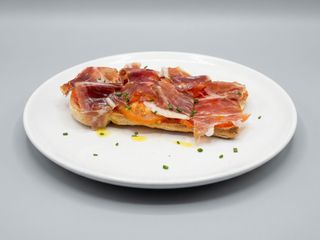 Tostada De Tomate Con Aove Y Jamón Ibérico