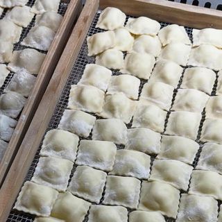 Ravioles de piñones tostados queso de cabra miel y trufa blanca