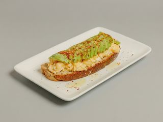Tostada de huevos revueltos y aguacate