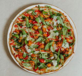 Pizza Mediterránea con pollo