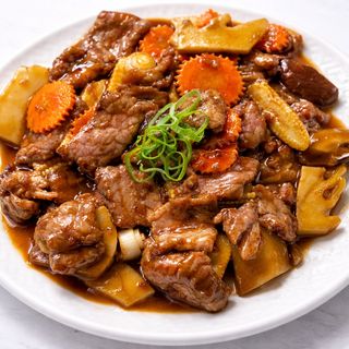 Láminas De Buey Con Setas Y Bambú