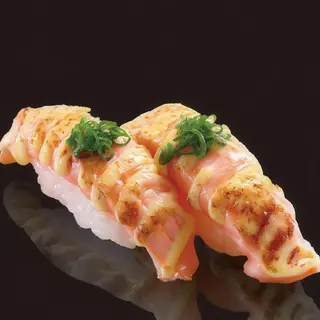 4. Nigiri Salmón Flameado Con Salsa De Mango (2 Pzs.)