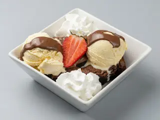 Brownie de oreo con helado