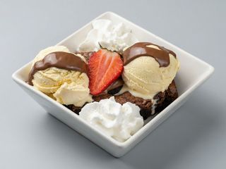 Brownie de oreo con helado