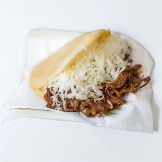 Arepa de Mechada y Amarillo