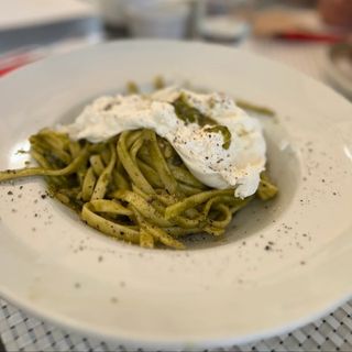 Tagliatelle Pesto y burrata italiana