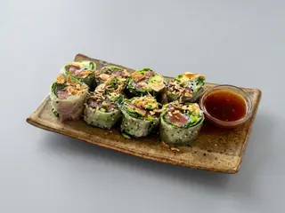 Rollo De Papel De Arroz Con Atun Rojo Bluefin Y Aguacate Ecológico