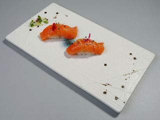 nigiri de salmón (2 pzas.)