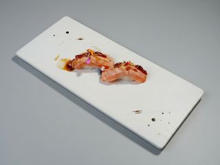 nigiri de salmón flameado (2 pzas.)