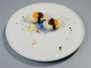nigiri de huevo de codorniz con trufa (2 pzas.)