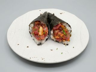 Temaki de atún macerado (1 ud.)