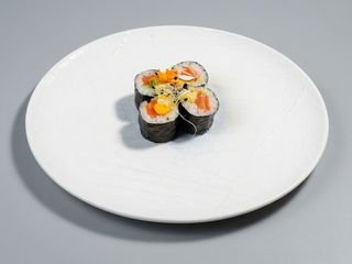 Maki de salmón con aguacate (8 pzas.)