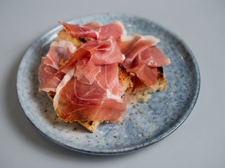 Bruschetta con Queso y Jamón Serrano