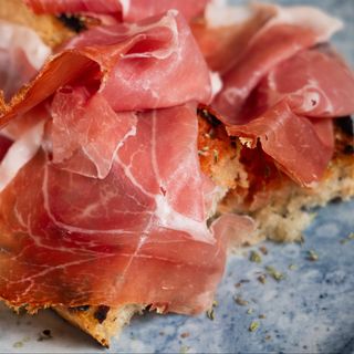 Bruschetta con Queso y Jamón Serrano