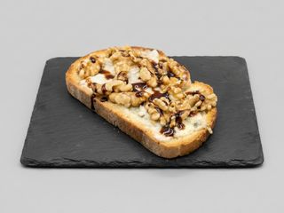 Tosta De Roquefort, Nueces Y Miel
