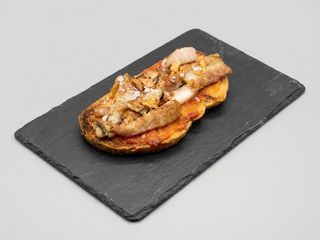 Tosta de secreto ibérico con mermelada de tomate y jalapeño.