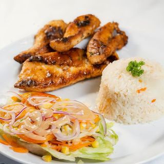 Pechuga de pollo, patatas fritas, vegetales arroz y frijoles 