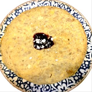 Tortilla de queso de cabra y salsa de arándanos