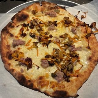 Pizza de butifarra fresca y setas de temporada