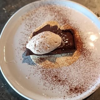 Crostatina al cioccolato, crema de mascarpone y helado de vainilla