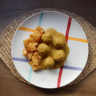 Albóndigas en salsa de almendras con patatas fritas
