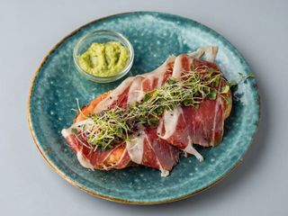 DESAYUNO IBÉRICO: Tostada jamón ibérico, croissant y zumo de naranja