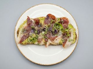 Tostada de jamón ibérico con aguacate