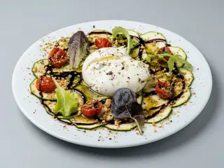 Burrata De Búfala Con Carpaccio De Calabacín Y Trufa De