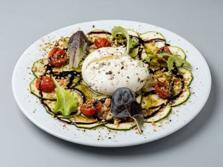 Burrata De Búfala Con Carpaccio De Calabacín Y Trufa De
