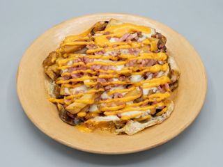 Patatas Fritas Con Bacon Y Cheddar