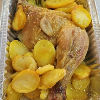 Cuarto trasero de pollo asado al horno.