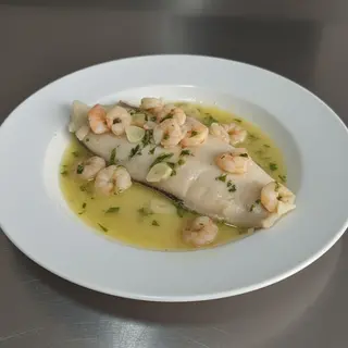 Filete de merluza con gambas al ajillo