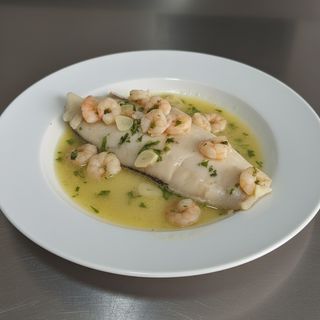 Filete de merluza con gambas al ajillo