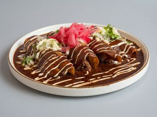 Enmoladas poblanas de ternera