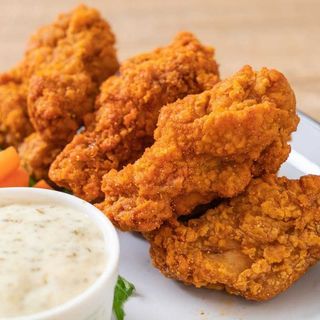 Pollo frito Alitas(7 Uds.) Con Patatas Y Bebida (1 Lt.)