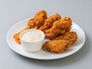 Pollo frito Alitas(7 Uds.) Con Patatas Y Bebida (1 Lt.)
