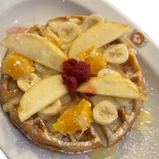 WAFFLE CON NATILLAS, FRUTA Y NATA