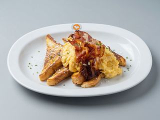 French Toast con huevo revuelto y crispy bacon