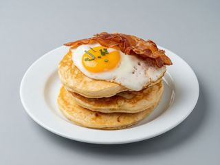 PANCAKES CON HUEVO Y BACON