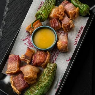 Torreznos D.o. Soria con Pimientos del Padrón con Salsa Miel y Mostaza