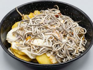 Huevos Rotos Con Gulas Al Ajillo