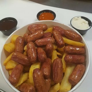 Salchipapas Con Tres Salsas (Grande)